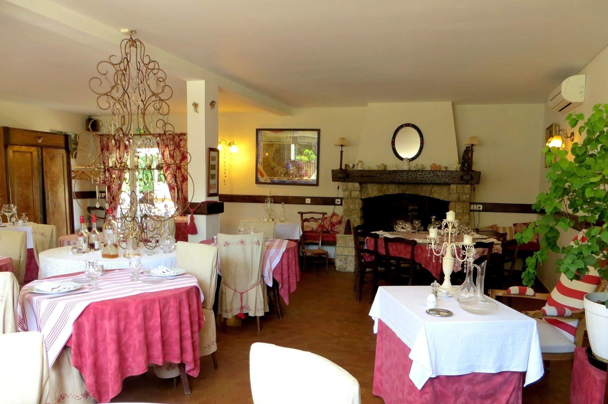 Logis Hostellerie du Clos Pité Préchacq Esterno foto