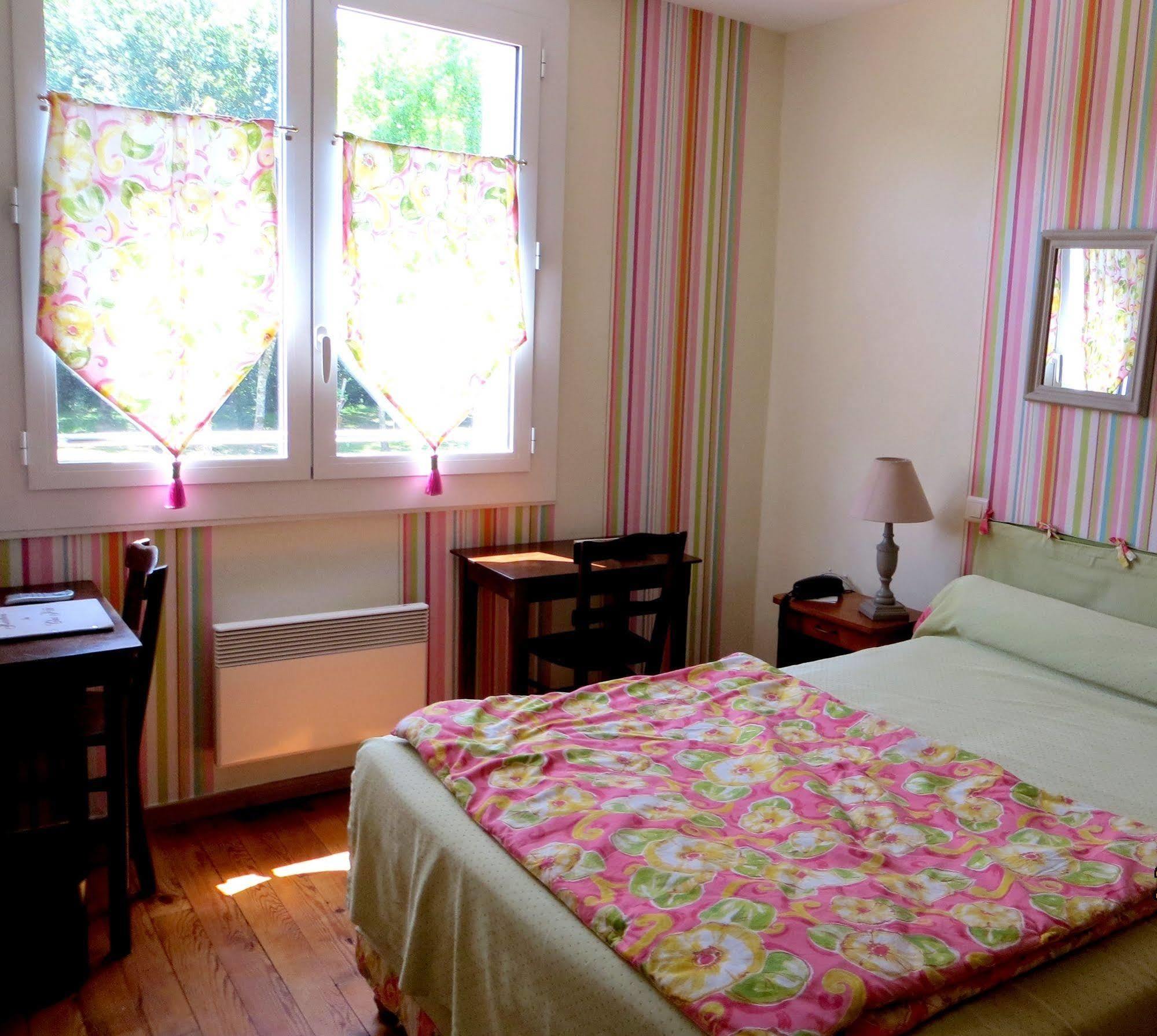 Logis Hostellerie du Clos Pité Préchacq Esterno foto