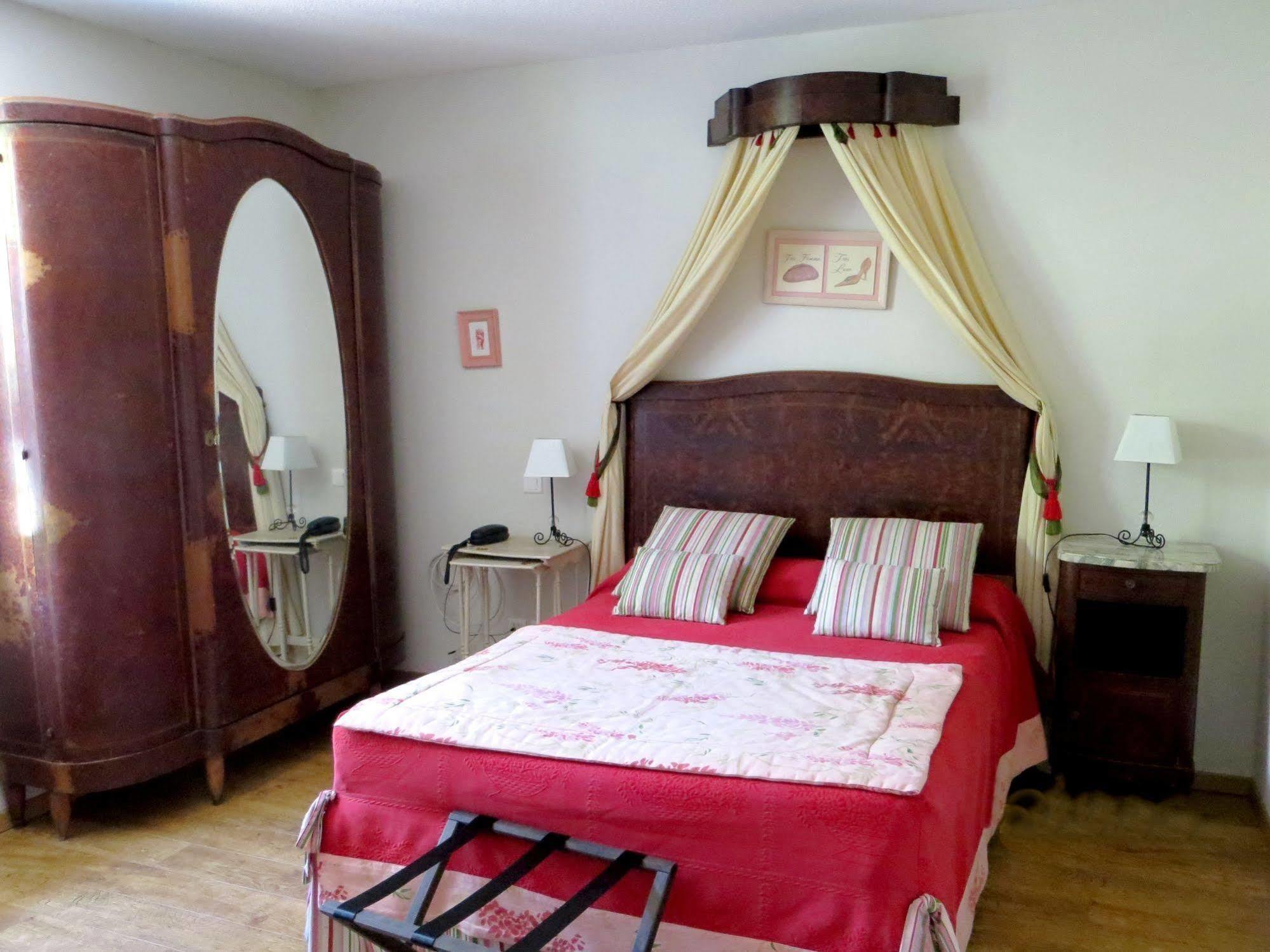 Logis Hostellerie du Clos Pité Préchacq Esterno foto